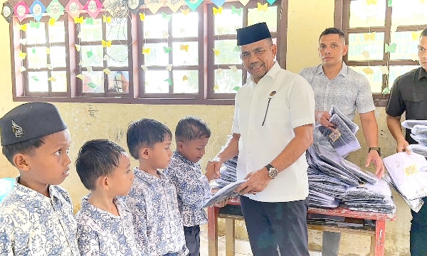 NasDem Peduli Pendidikan, Yah Fud Salurkan Bantuan ke MIN 23 Bireuen